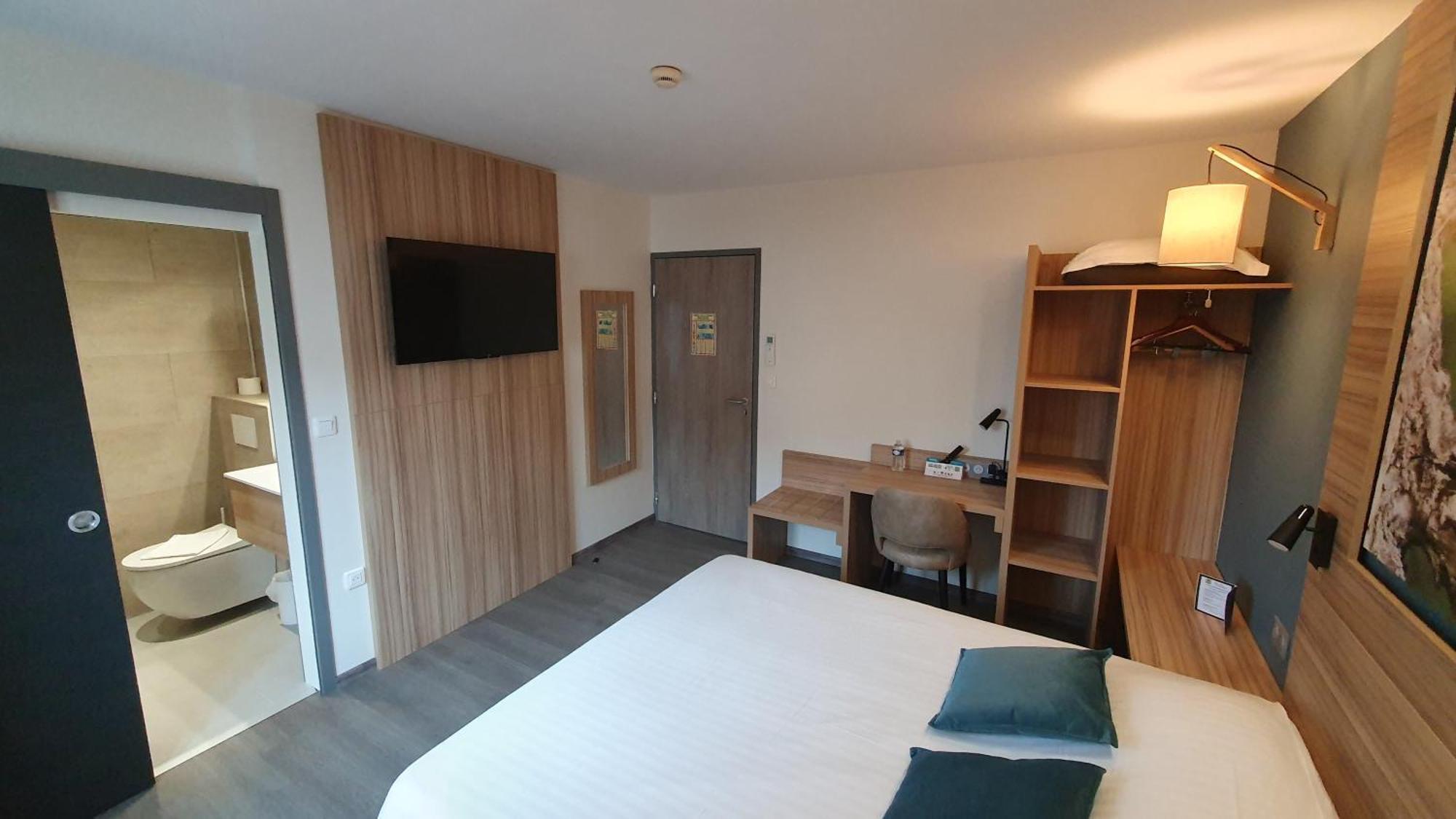 Logis - Les Pasteliers Hotel