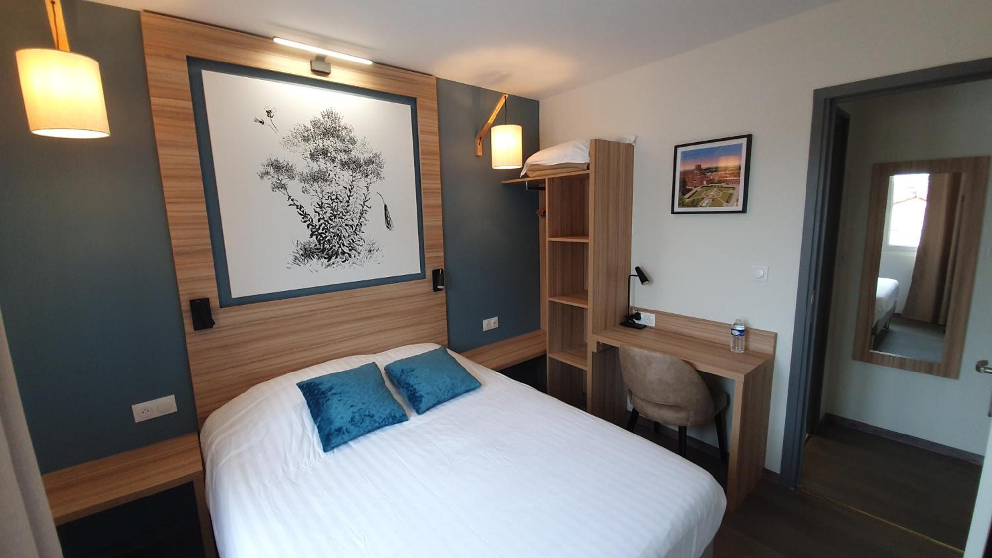 Logis - Les Pasteliers Hotel